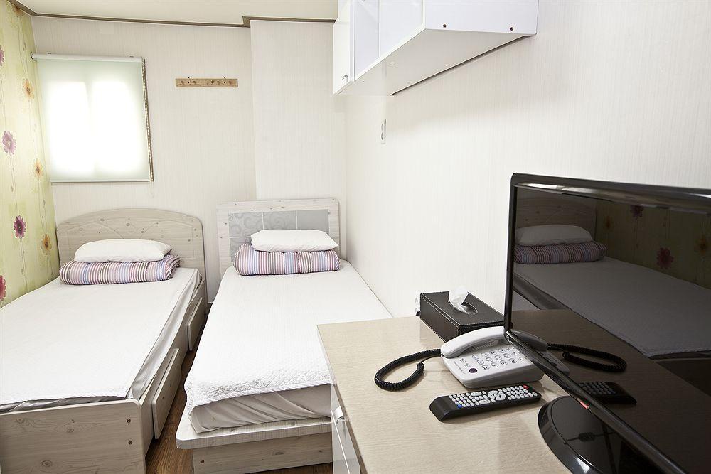 24 Guesthouse Edae Seoul Bagian luar foto