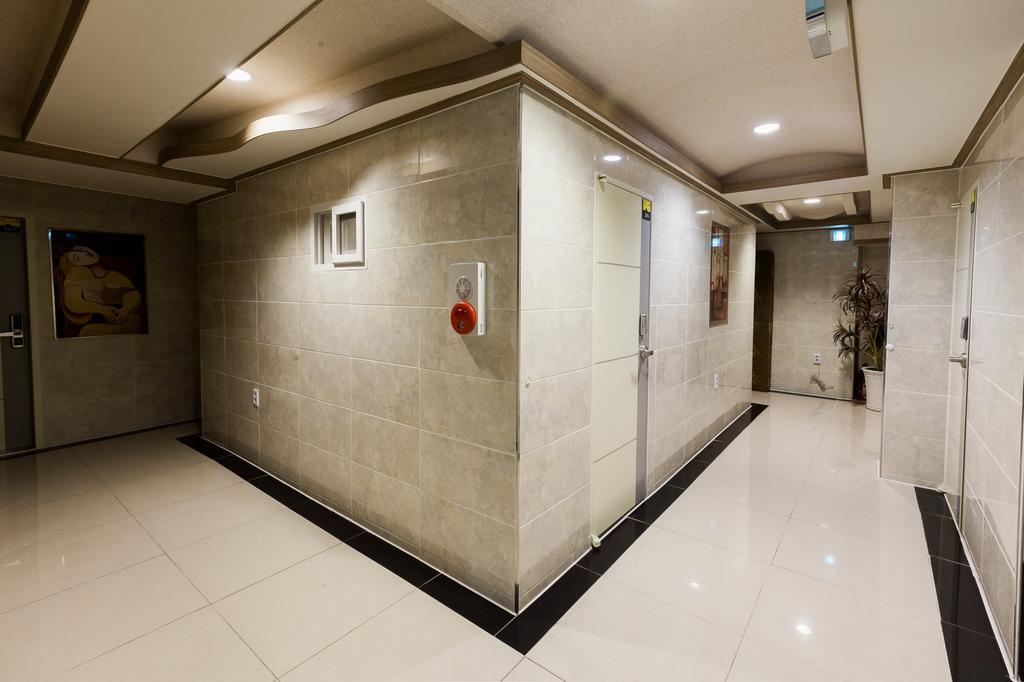 24 Guesthouse Edae Seoul Bagian luar foto